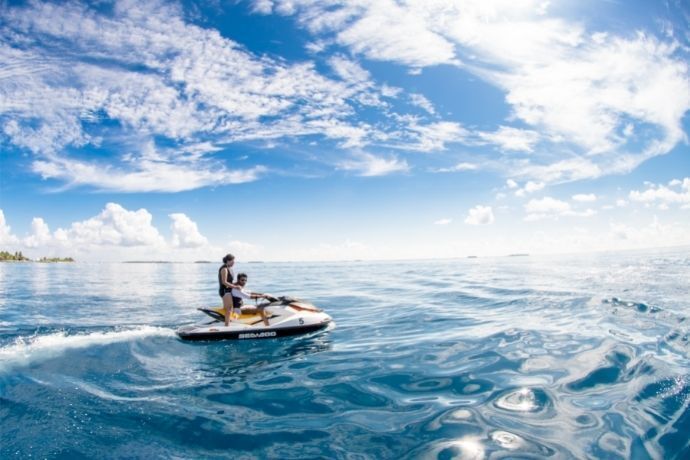 duas pessoas em jet ski no mar