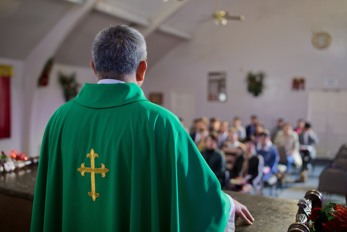 Padre de batina verde