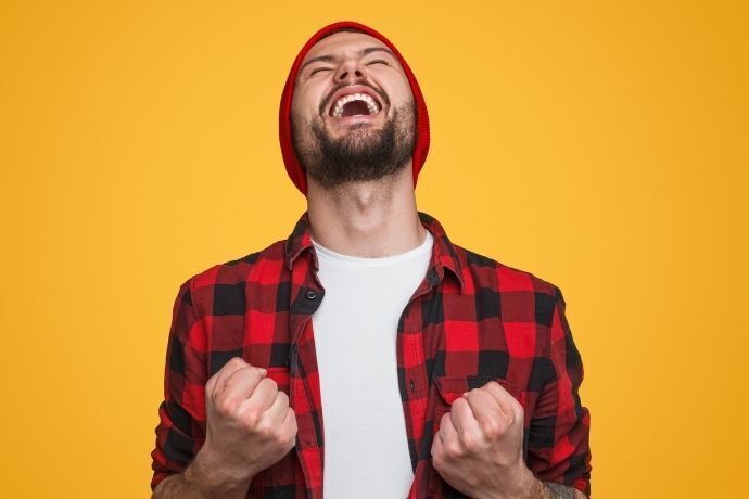 Homem comemorando prêmio na mega-sena