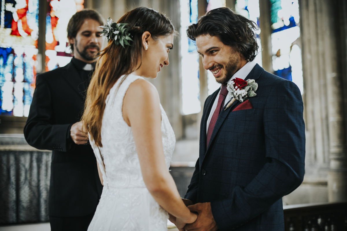 Padre celebrando casamento