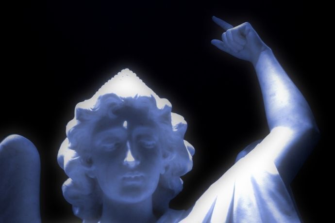 Estátua do Anjo Miguel com luz azul