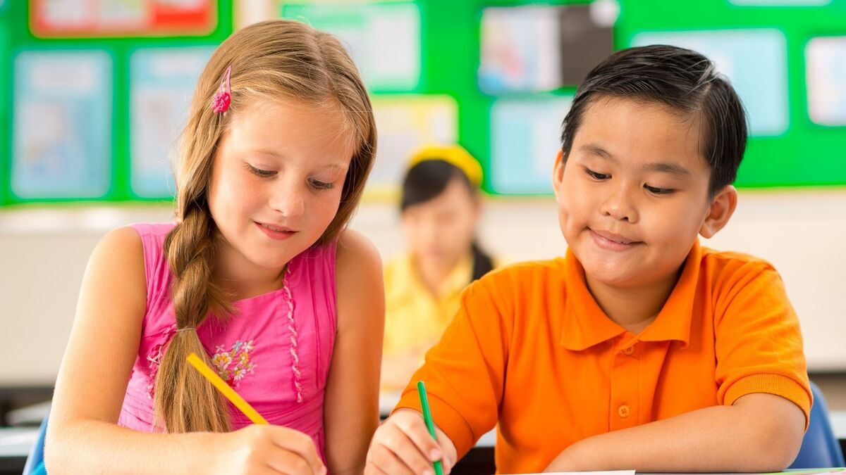 Duas crianças colegas de escola.