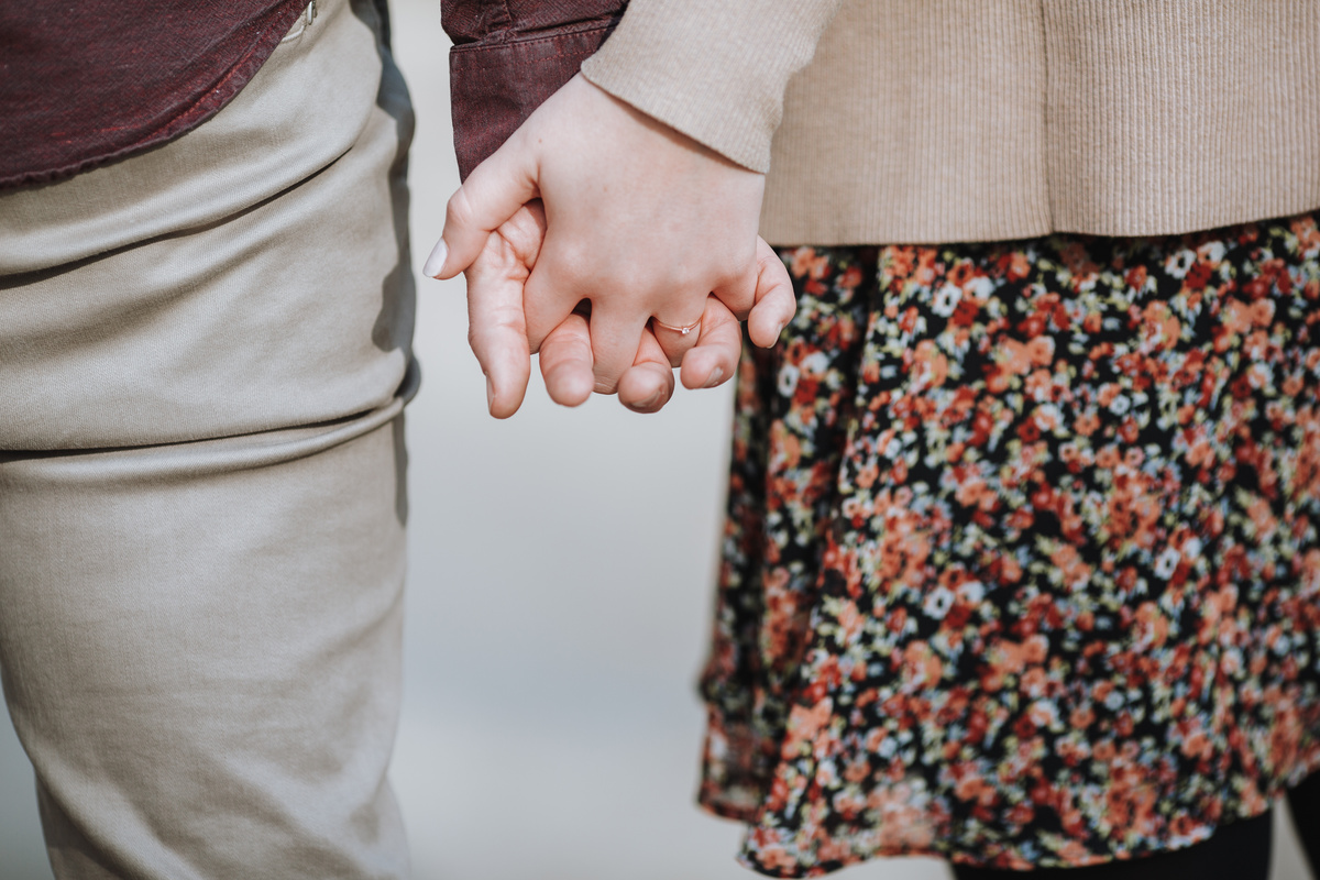 Foco nas mãos de casal de mãos dadas