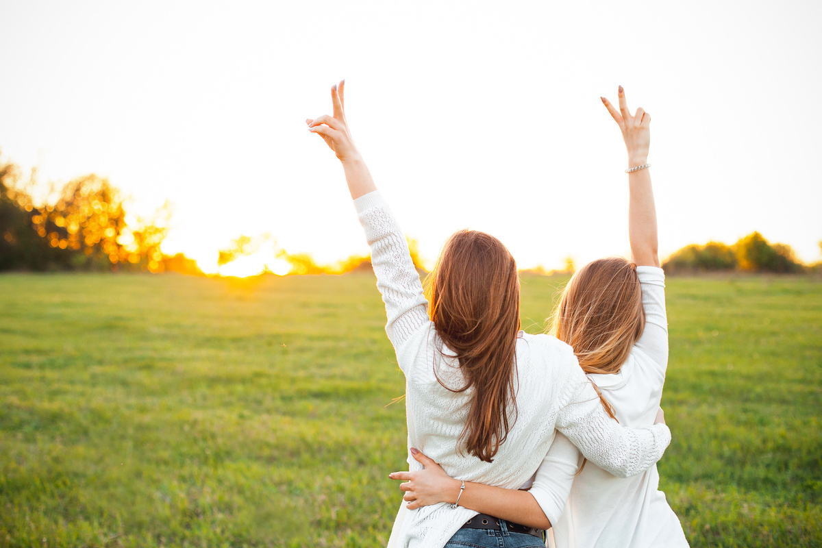 Amigas felizes caminhando em gramado