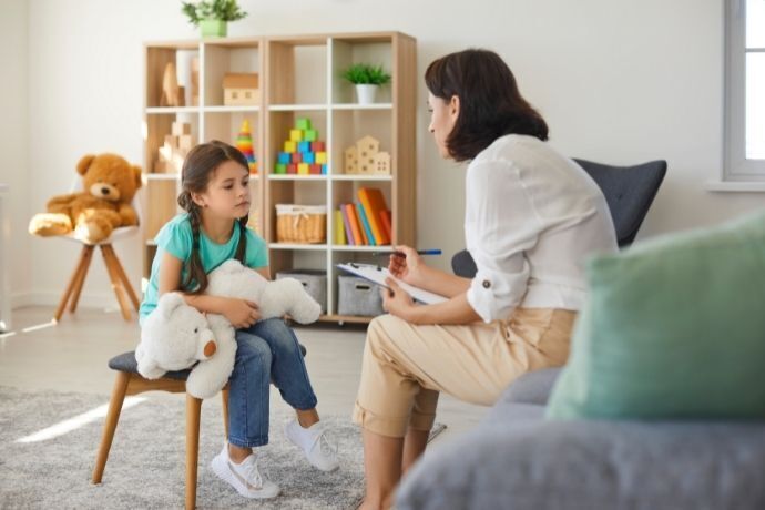 Criança em consulta com psicóloga 