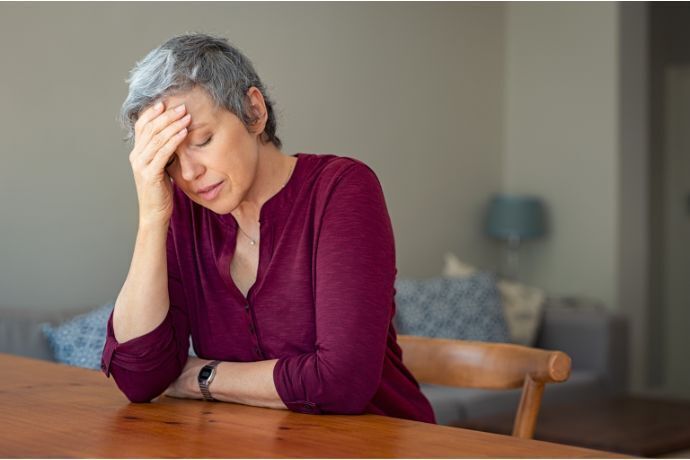 Senhora na menopausa sentindo mal estar