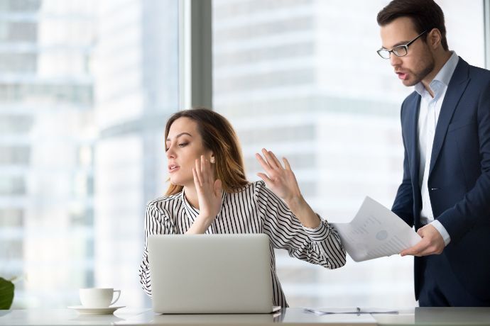 Mulher teimosa recusando ajuda de colega de trabalho