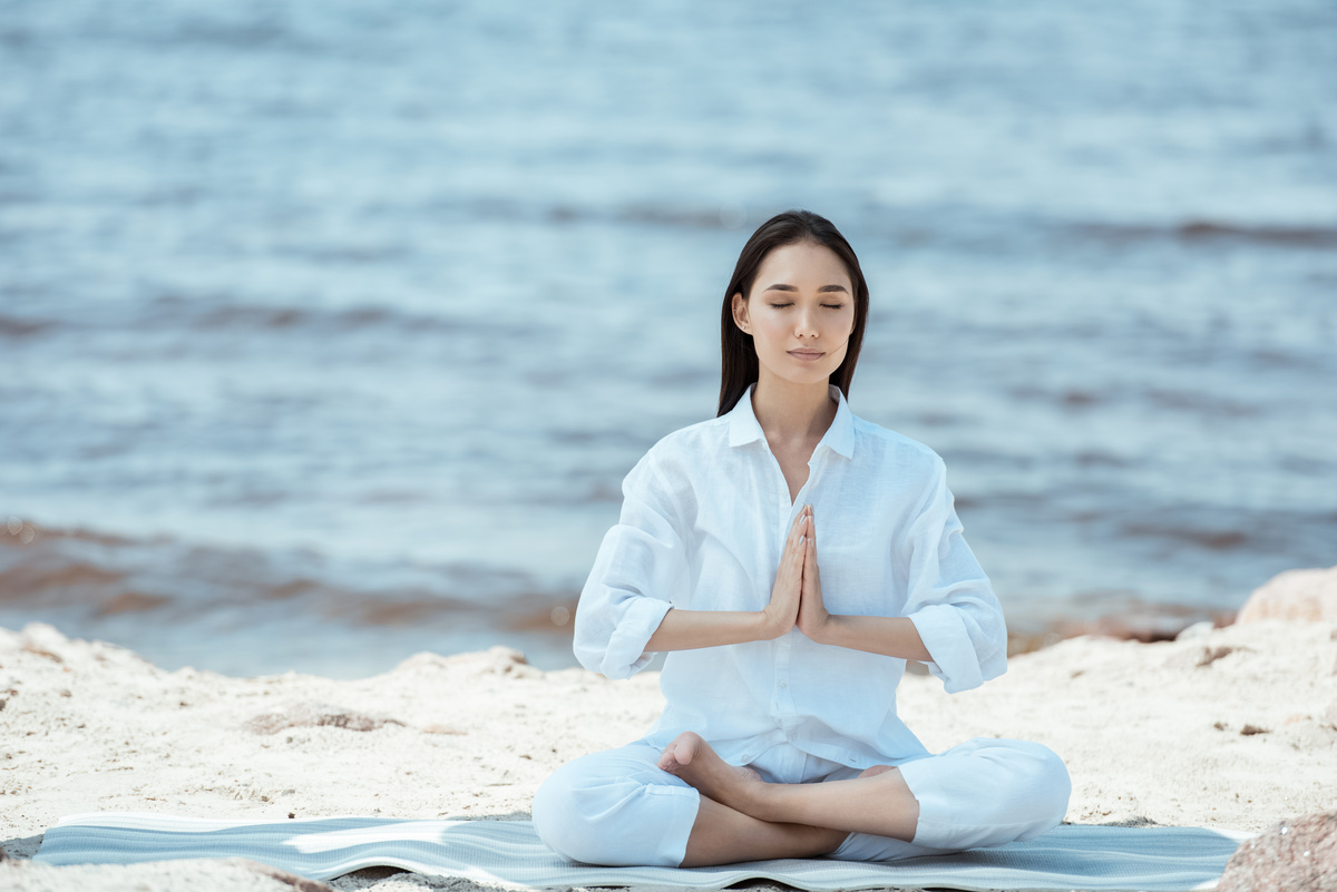 Mulher meditando com Namastê