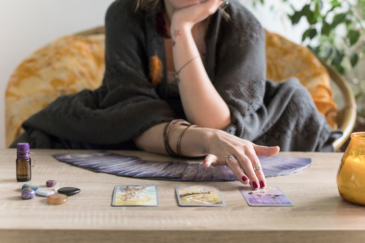 Mulher fazendo leitura de 3 cartas no Baralho Cigano