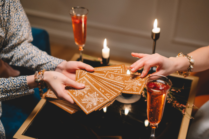 mãos segurando cartas de tarot