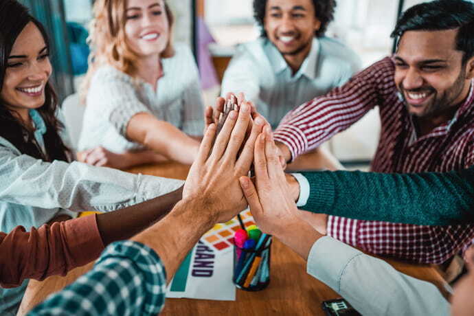 pessoas com as mãos unidas