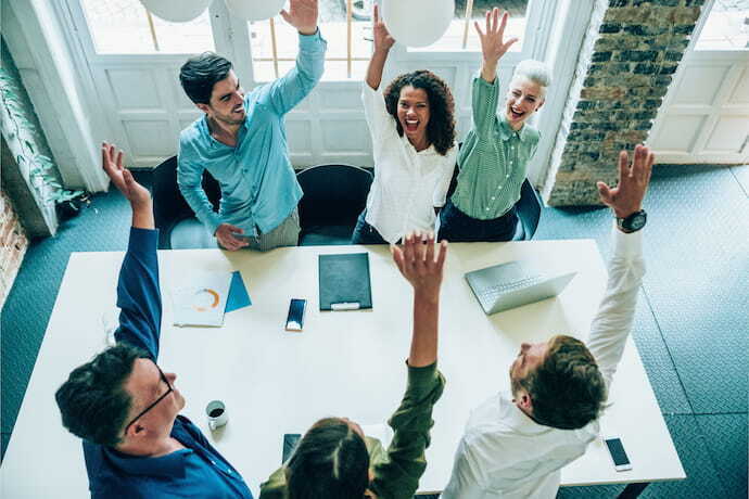 pessoas comemorando no trabalho