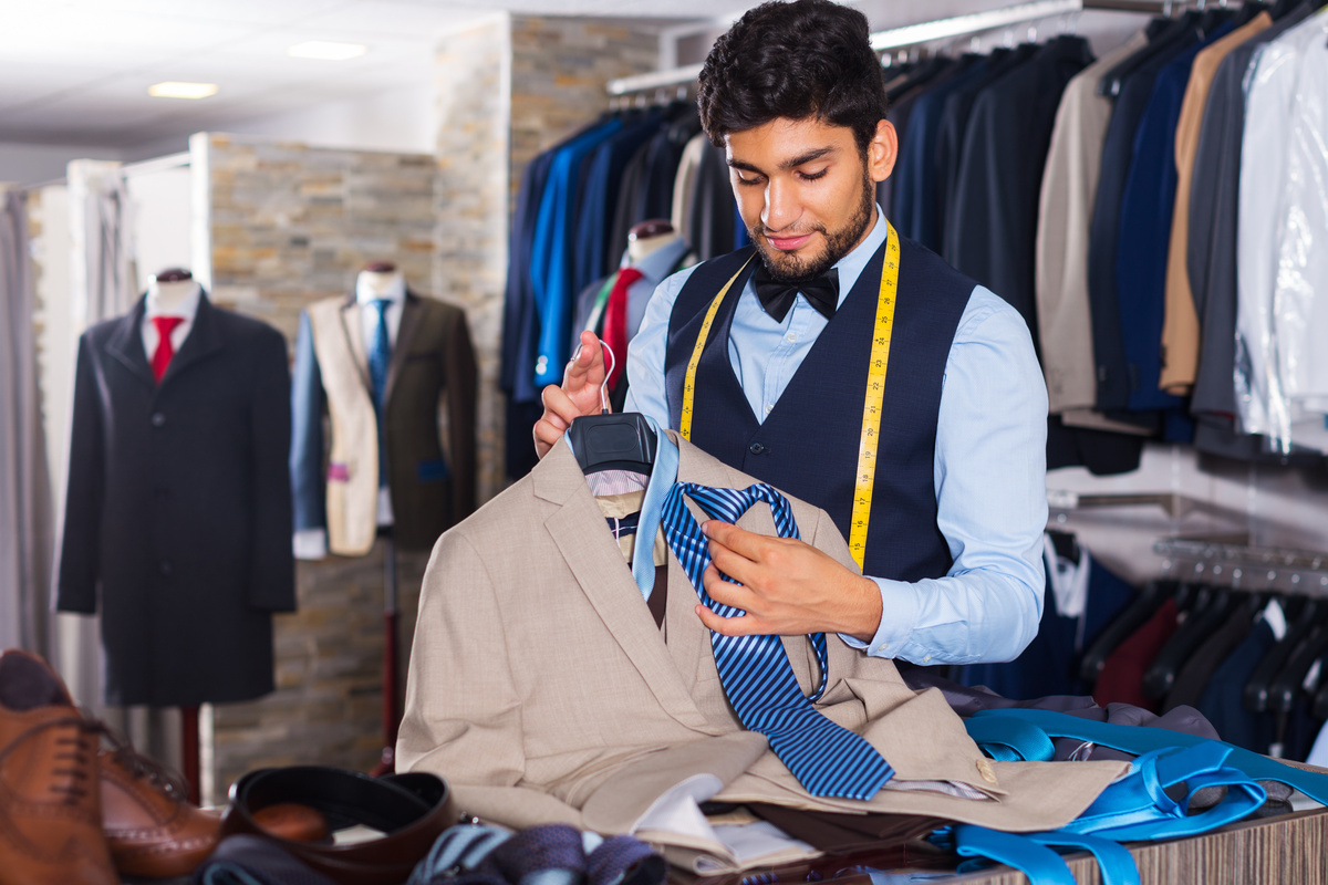 Vendedor em loja  de roupas