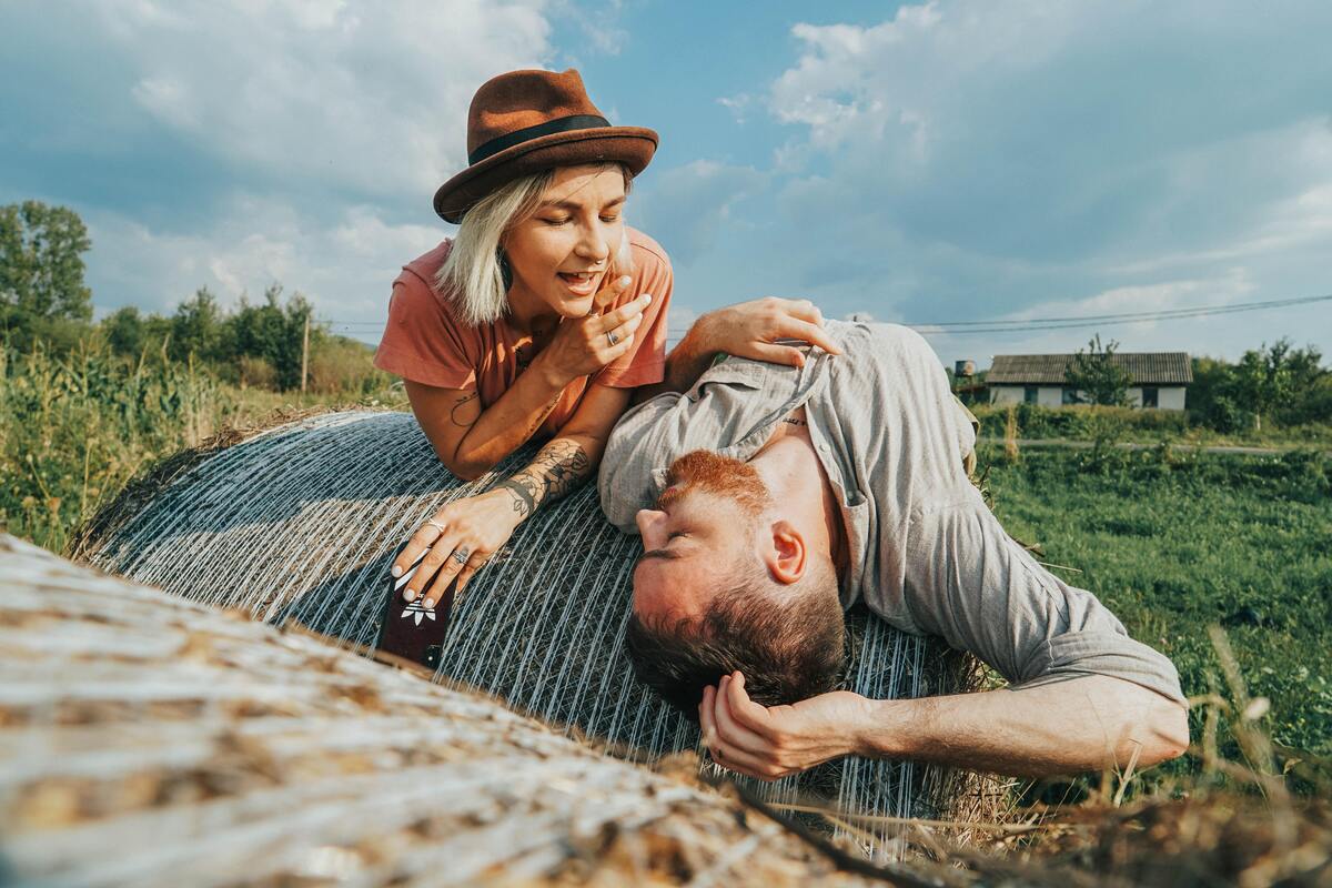 Casal em uma vegetação.