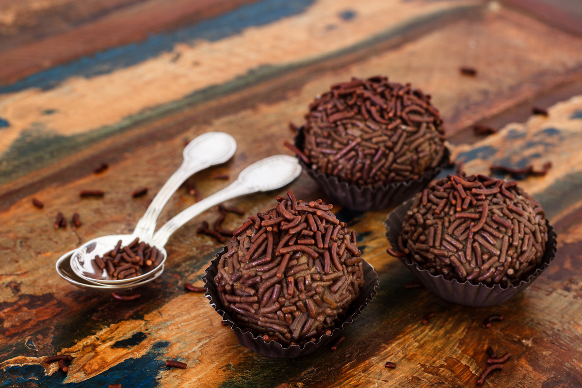 Três brigadeiros grandes.