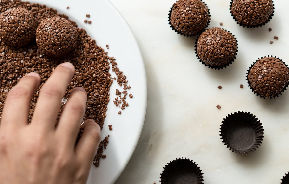 Pessoa fazendo brigadeiro.