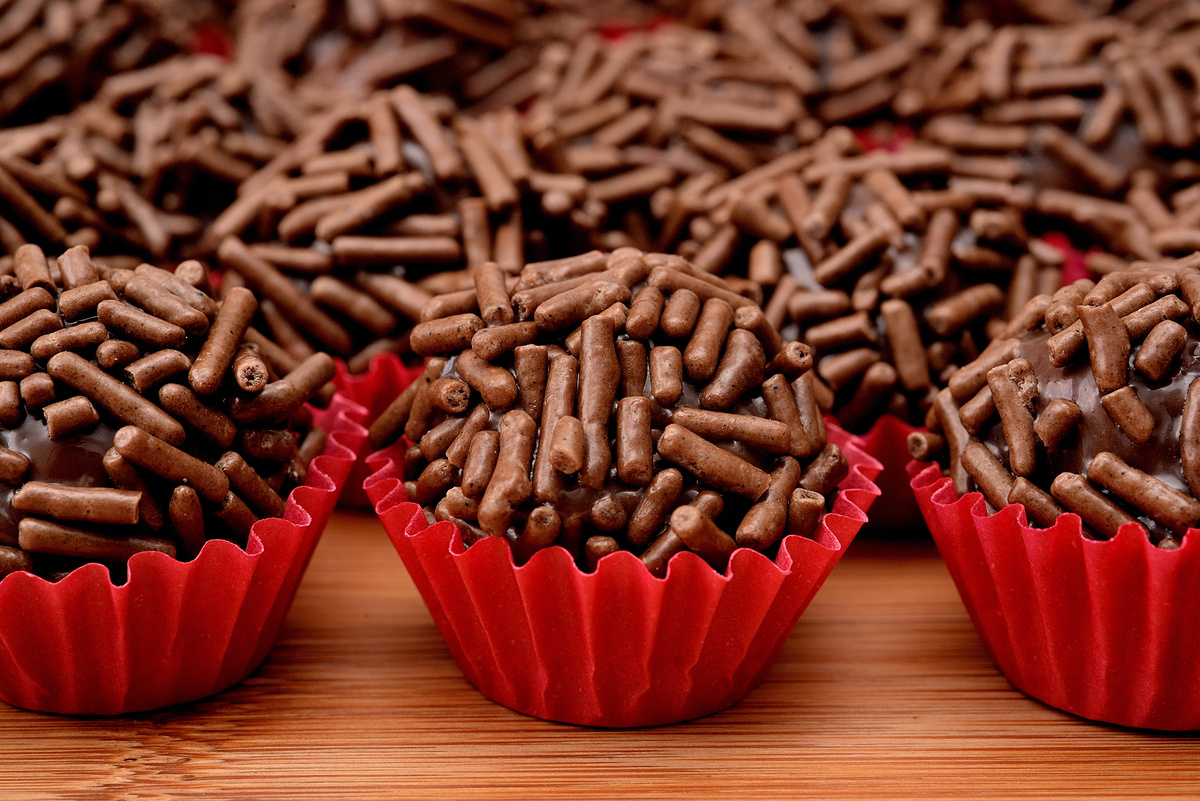 Vários brigadeiros juntos.