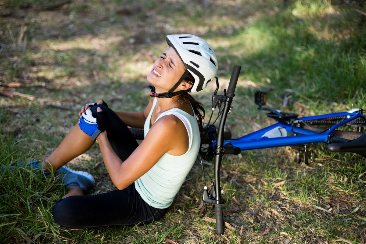 Mulher caindo de bicicleta e se machucando