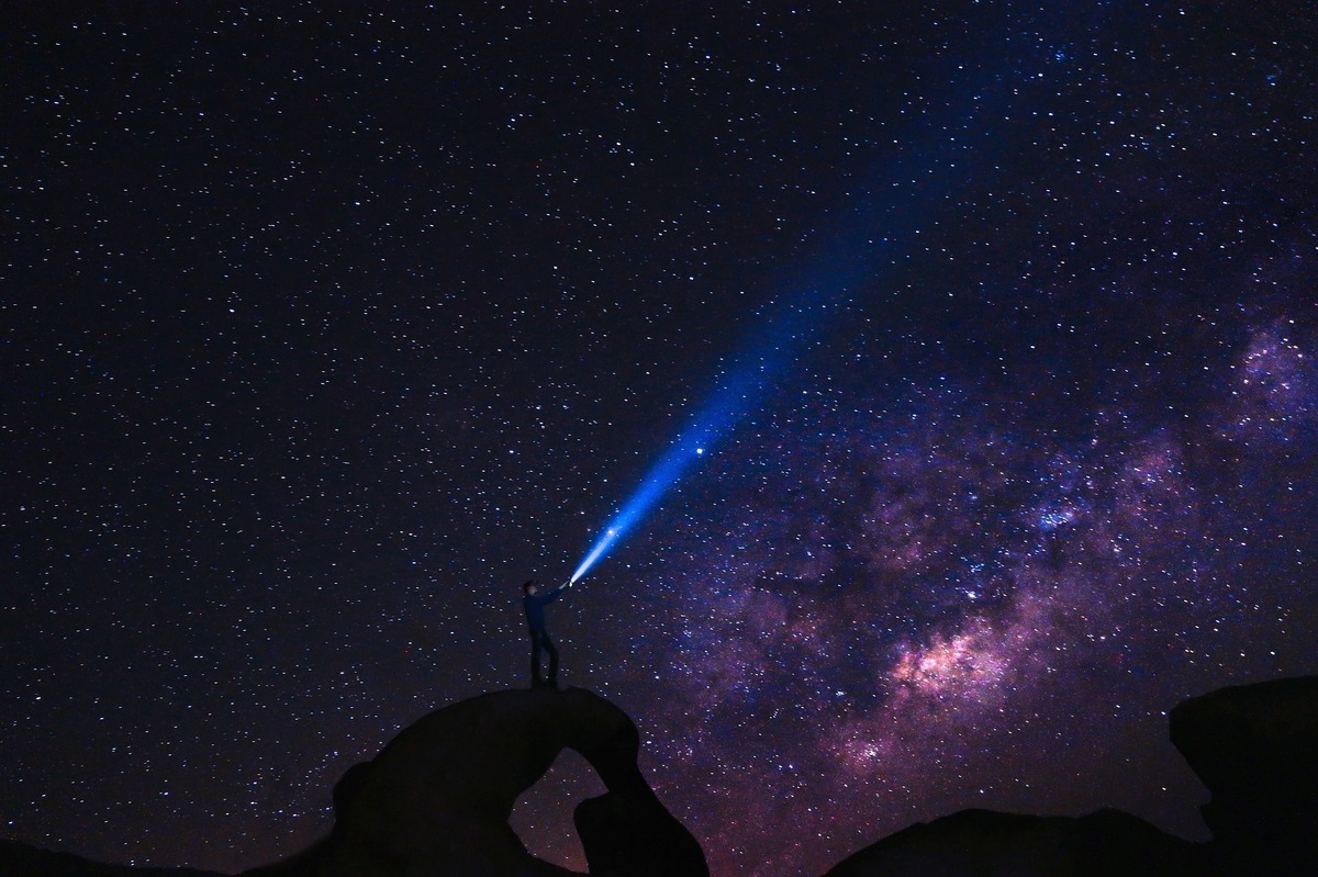 Pessoa observando o céu estrelado. 