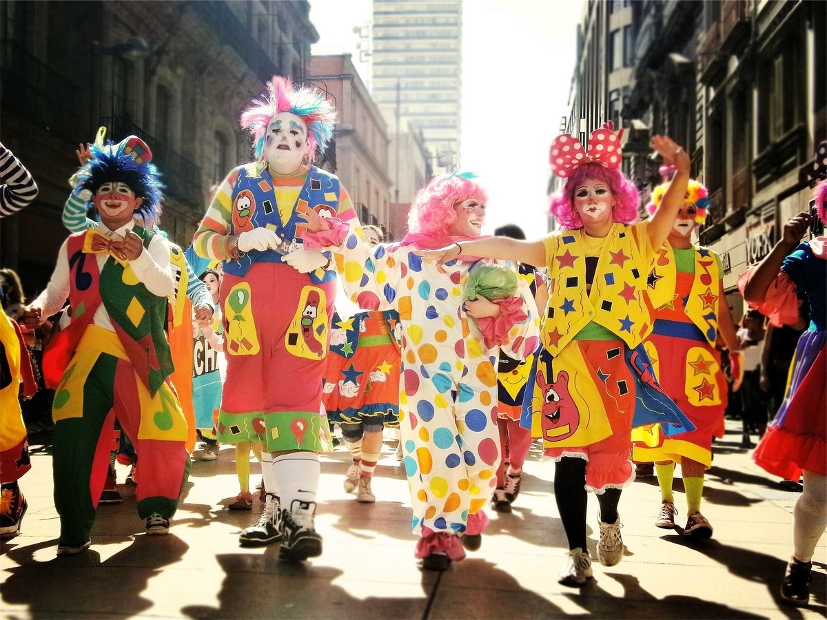 Palhaços na rua.