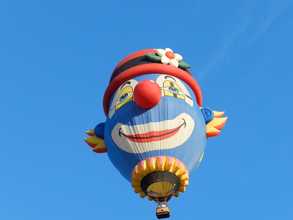 Balão em formato de palhaço.