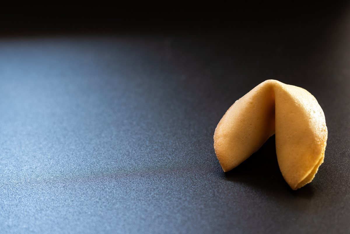 Um biscoito da sorte em uma mesa.