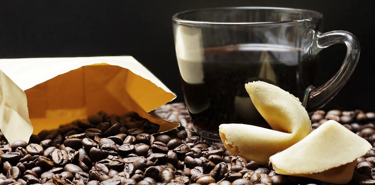 Um biscoito da sorte com café.