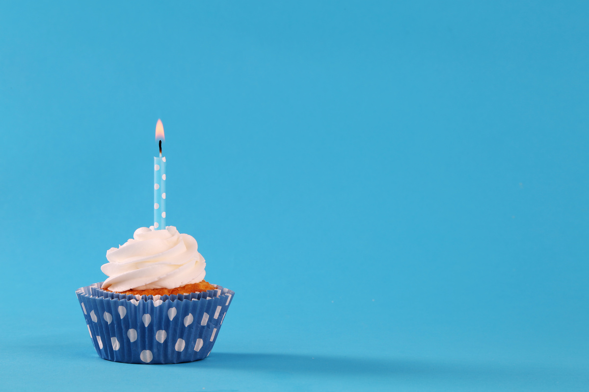 Bolinho de aniversário com chantilly e vela.