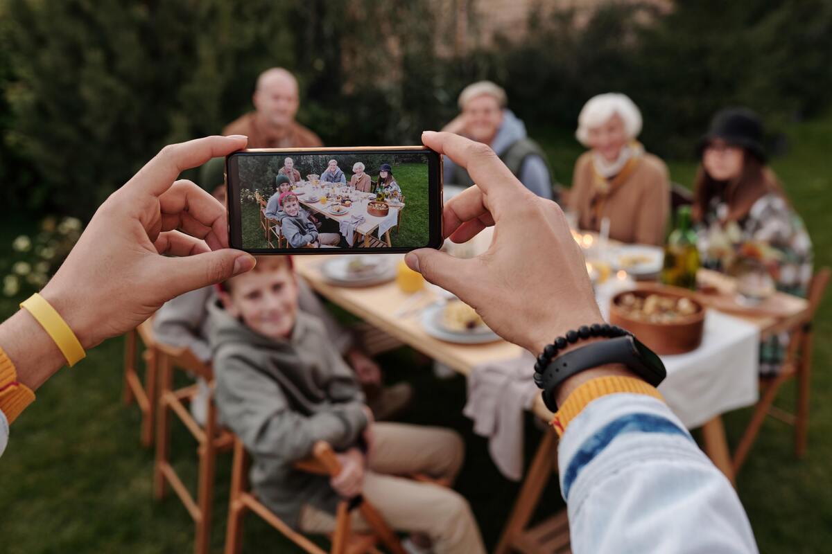 Homem tirando foto de pessoas conhecidas