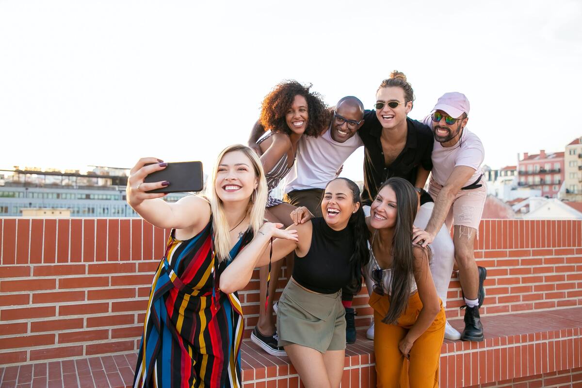 Mulher tirando foto com pessoas conhecidas