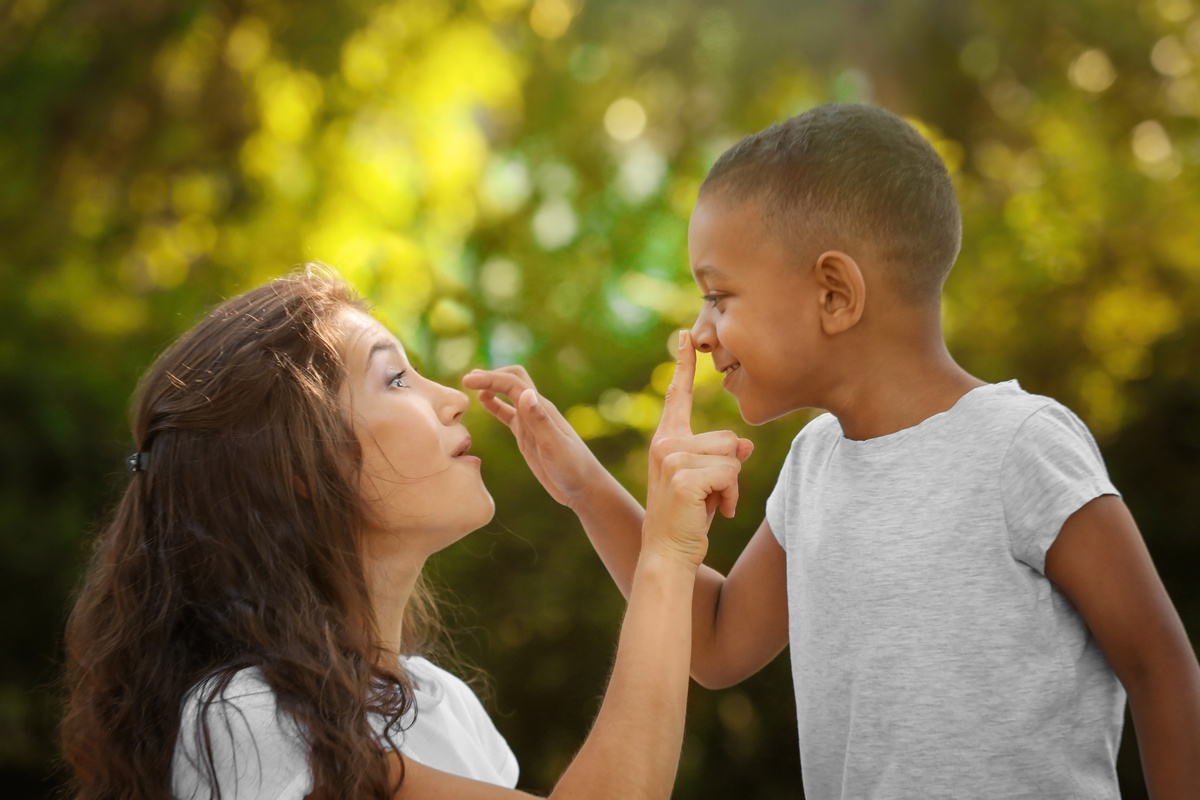 Mãe e filho adotivo.