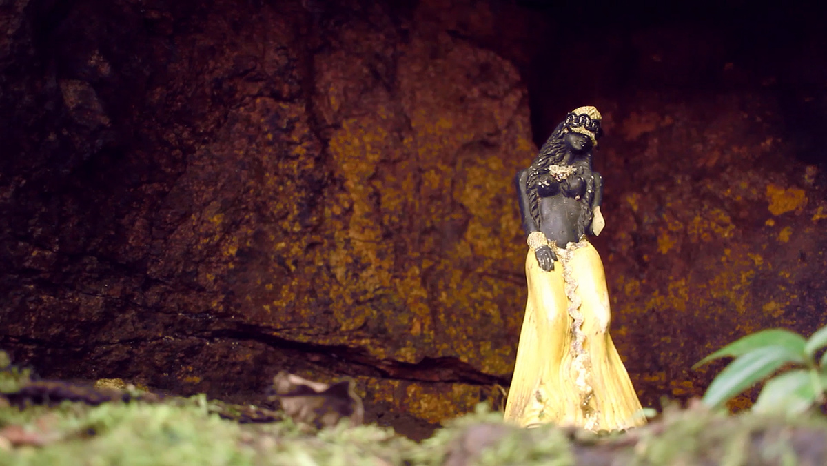 Imagem de Oxum na margem de cachoeira