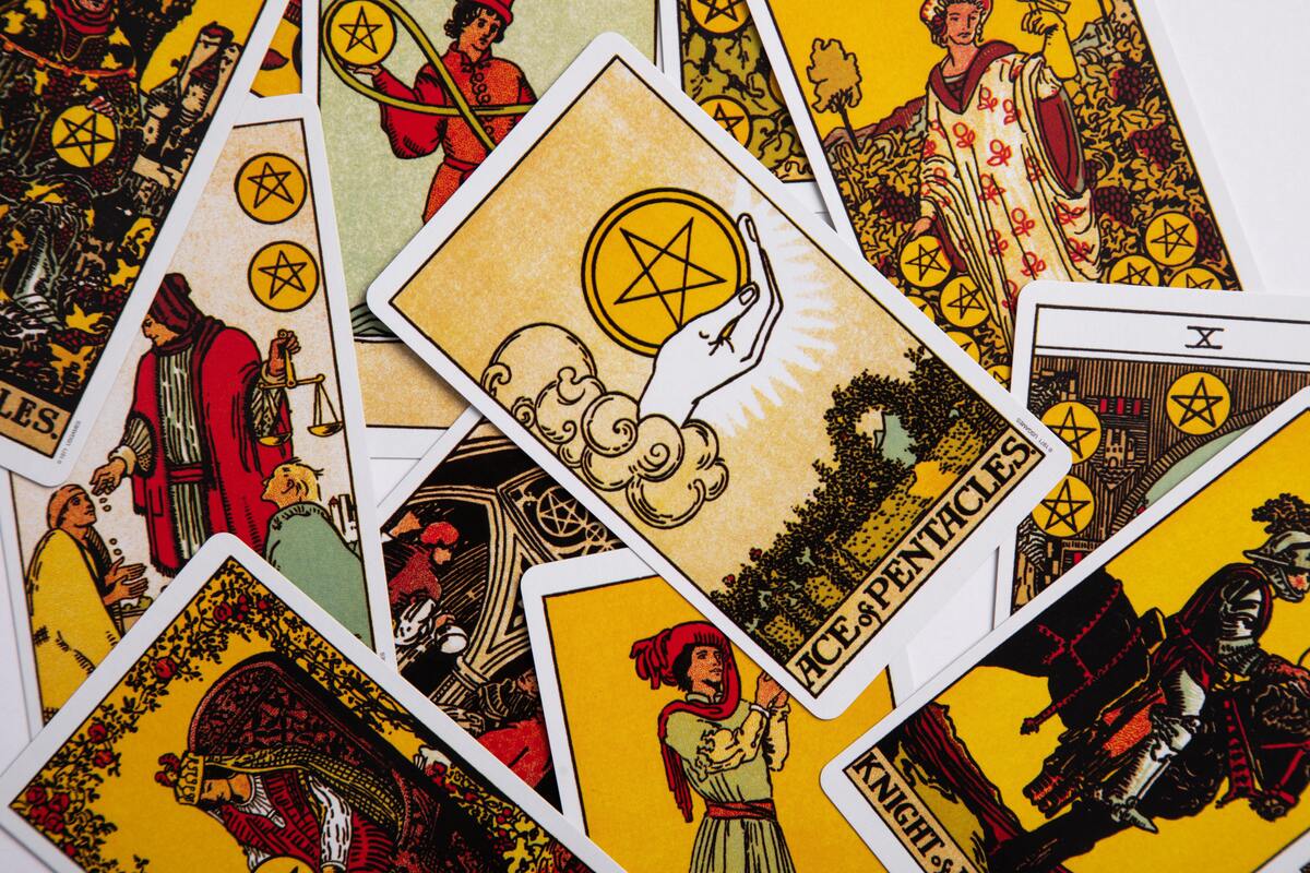 Cartas de Tarot espalhadas umas sobre as outras.