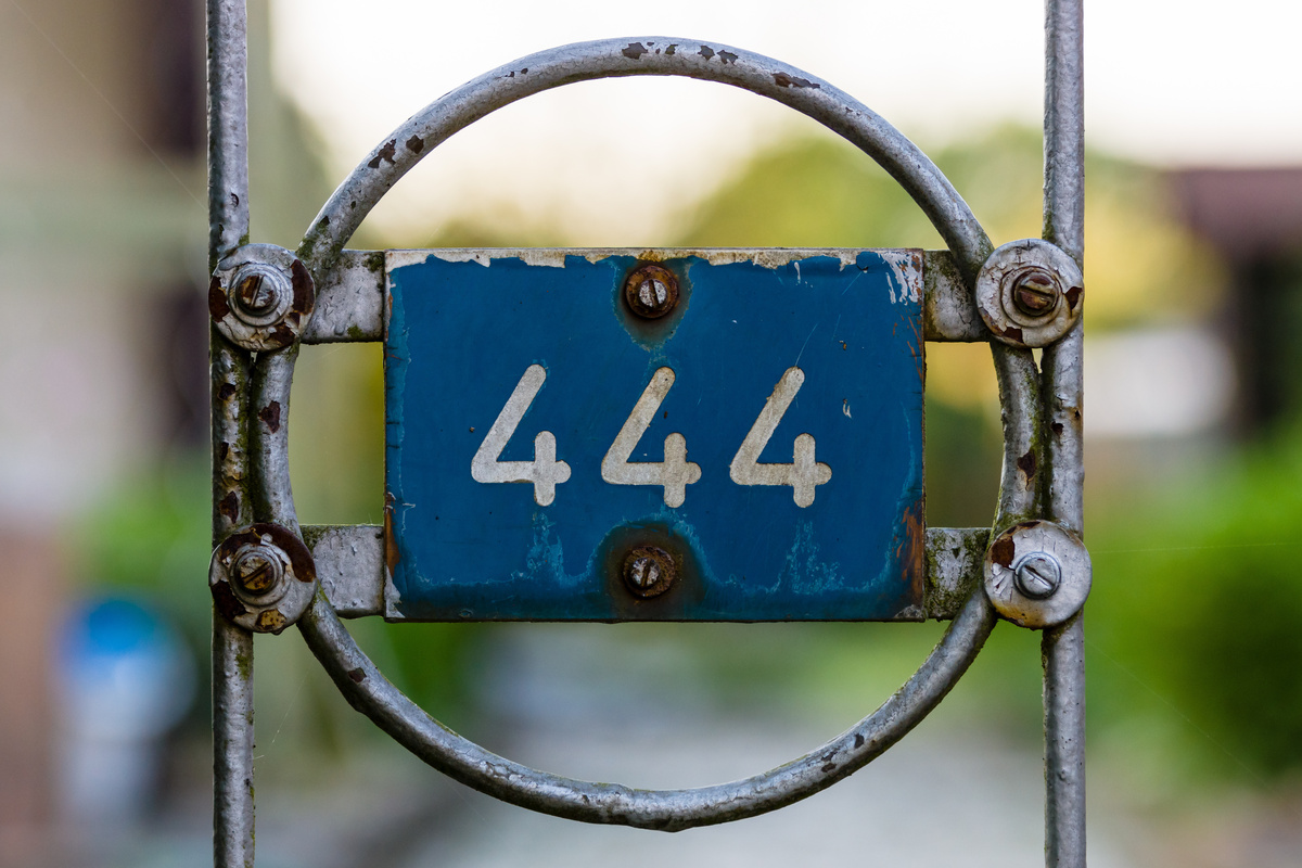 Placa azul com o número 444 em branco.