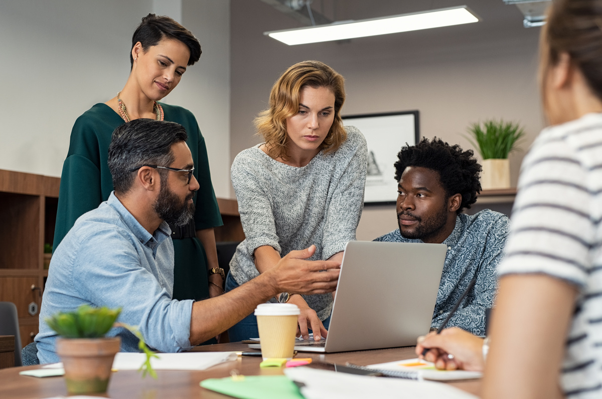 Homem explicando orientações para sua equipe de trabalho, representando a sociabilidade do homem de Libra no ambiente de trabalho.