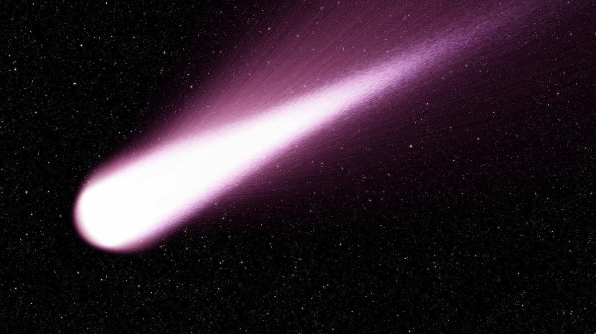 Cometa arroxeado cortando o céu, representando o Quíron.