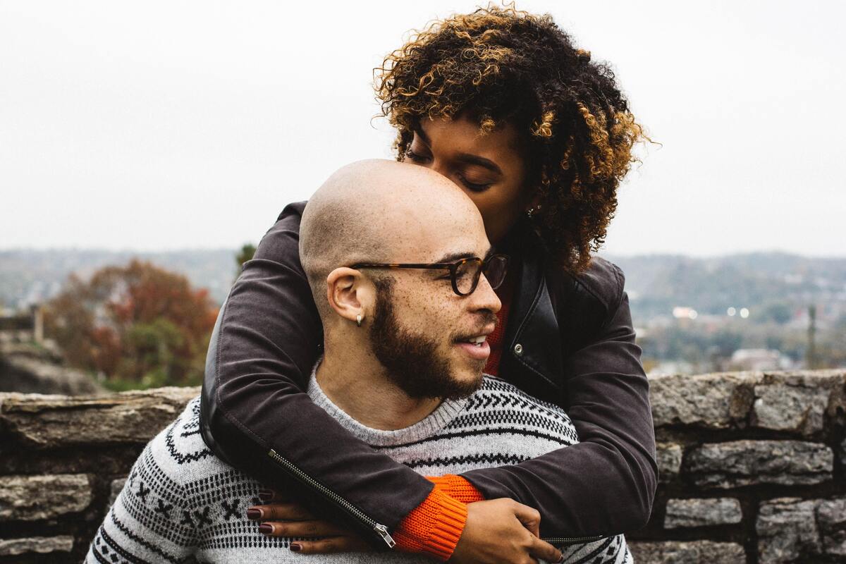 Casal abraçado ao ar livre.