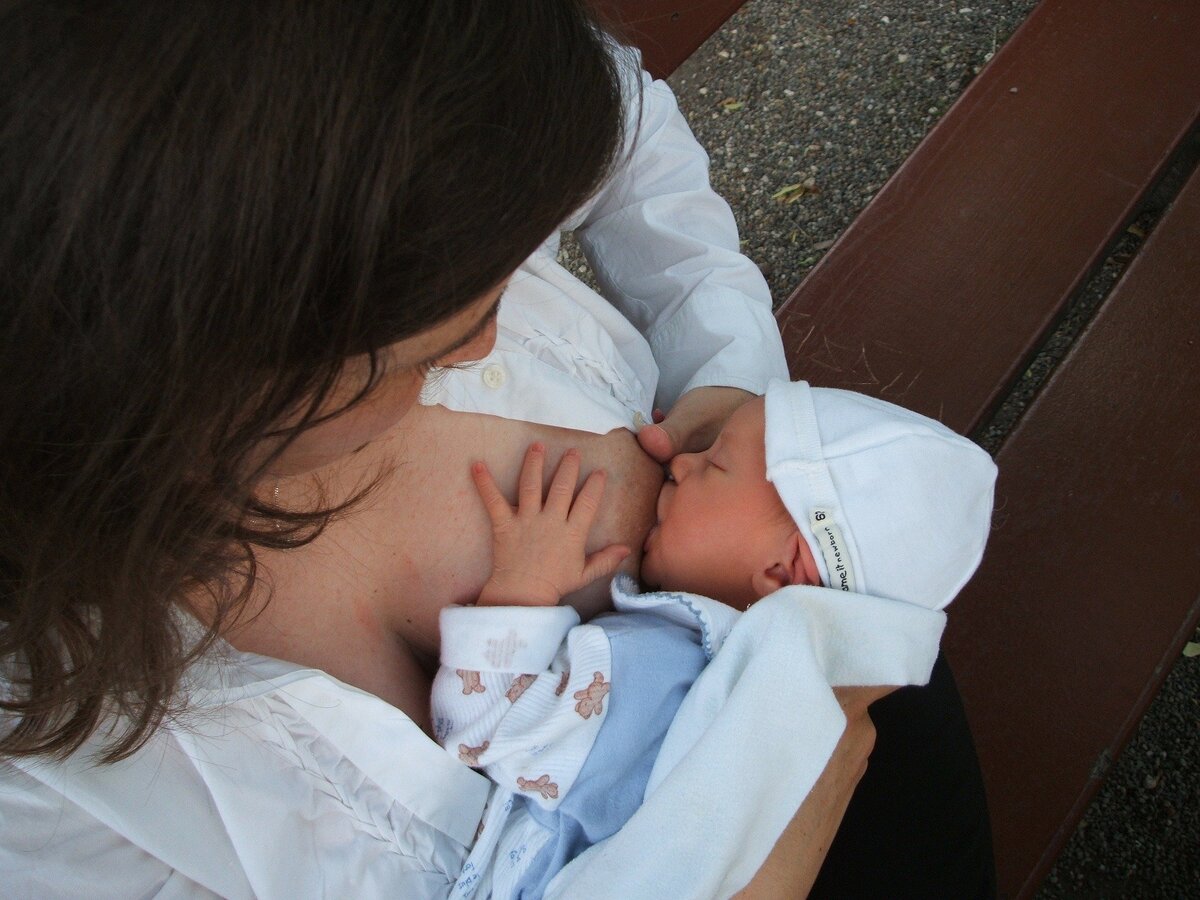 Mãe amamentando filho recém nascido