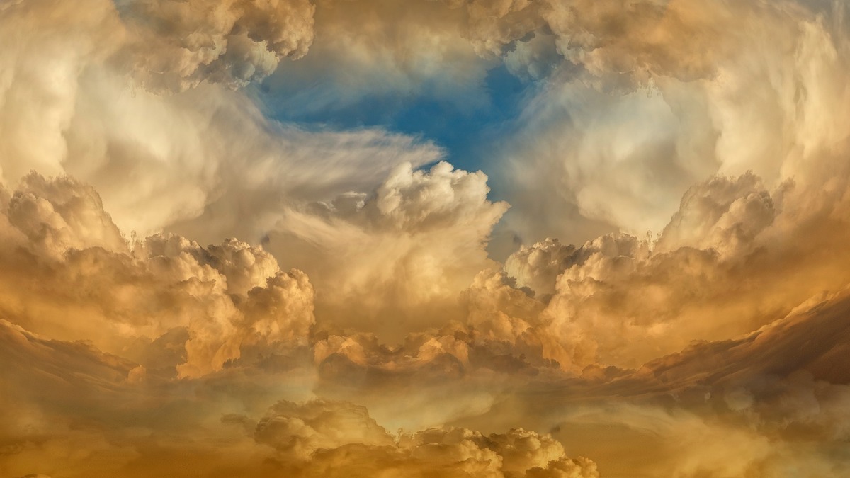 Nuvens espessas e amareladas cobrindo o céu.