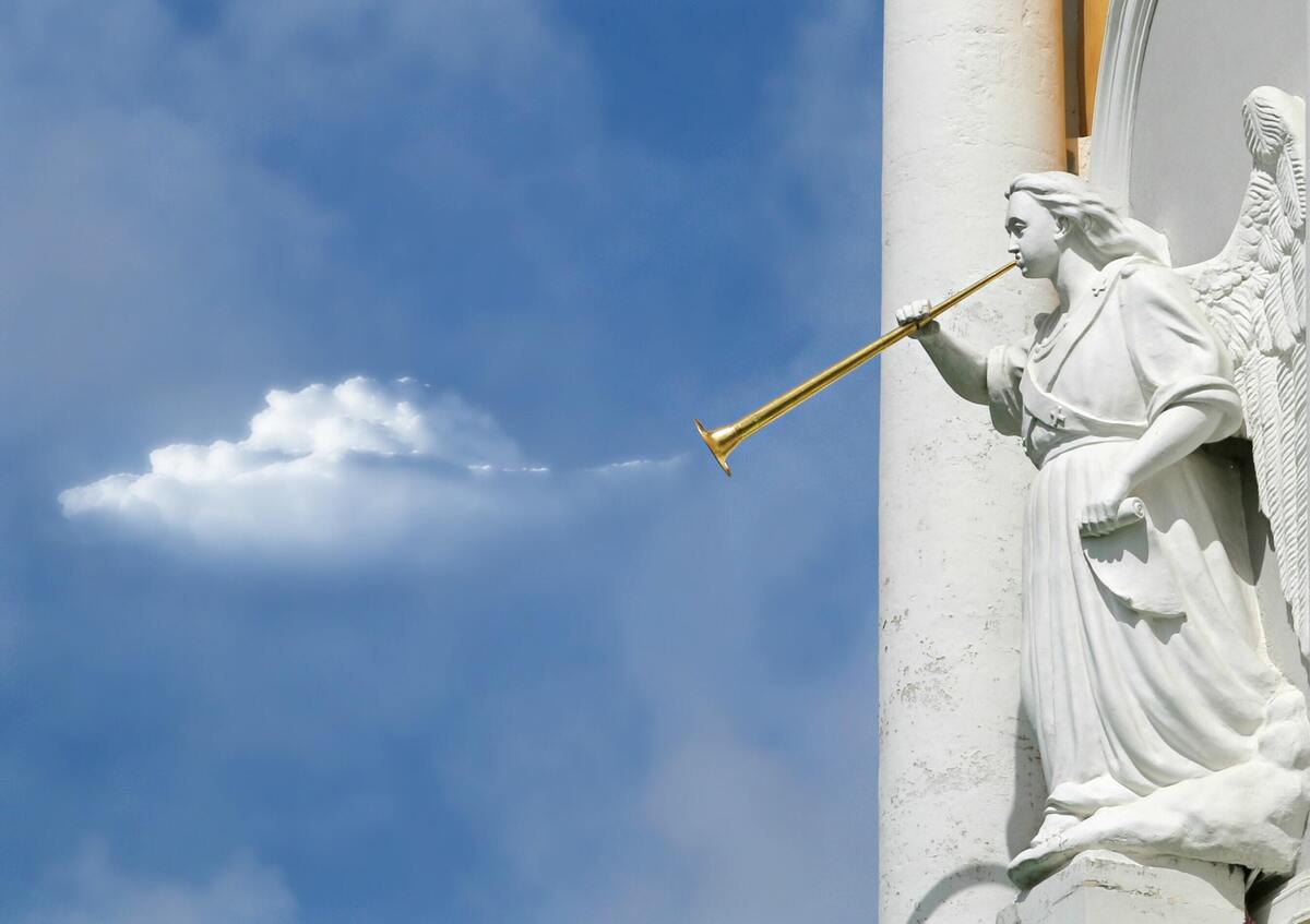 Estátua de anjo com trombeta dourada