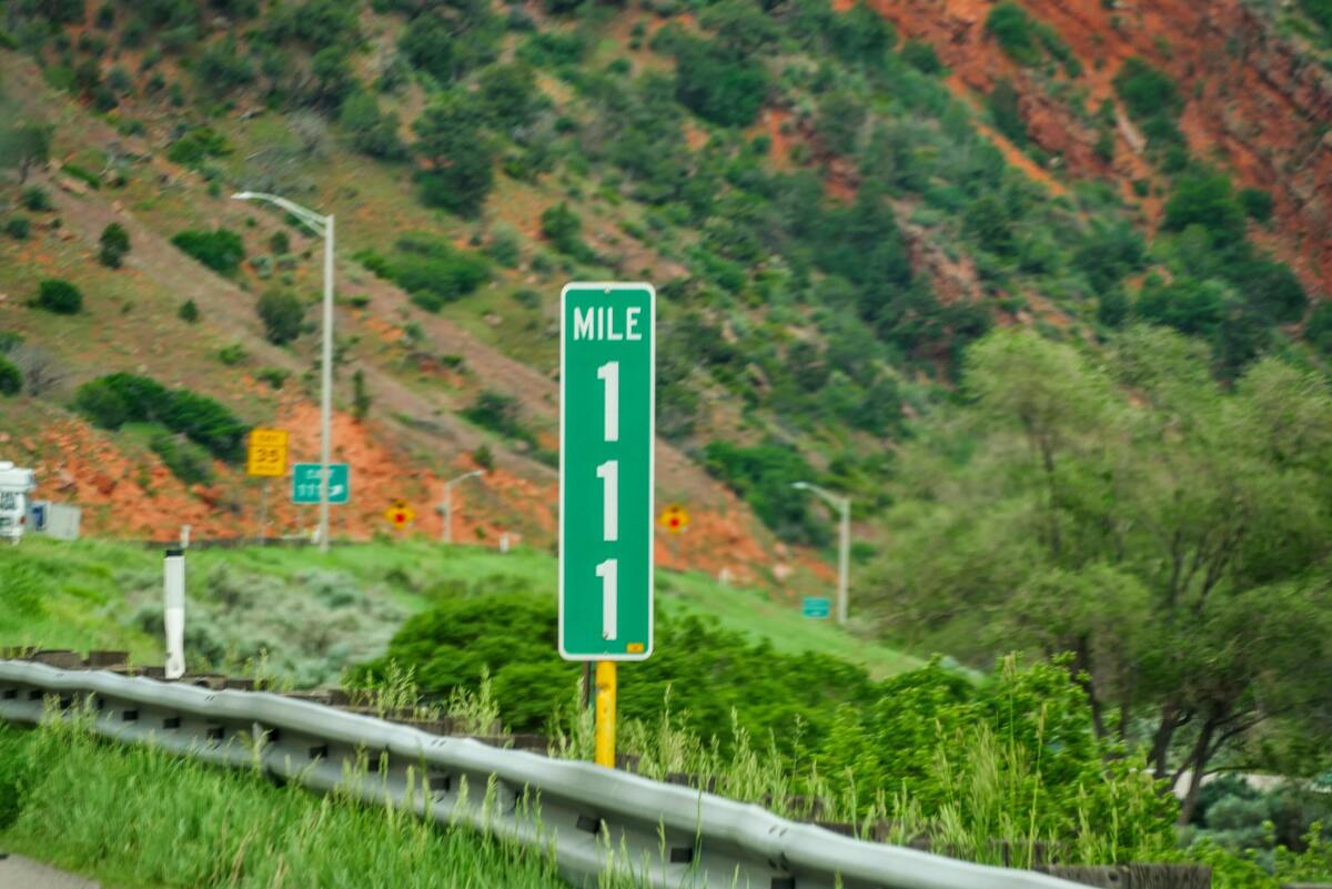 Placa na estrada com o número 111