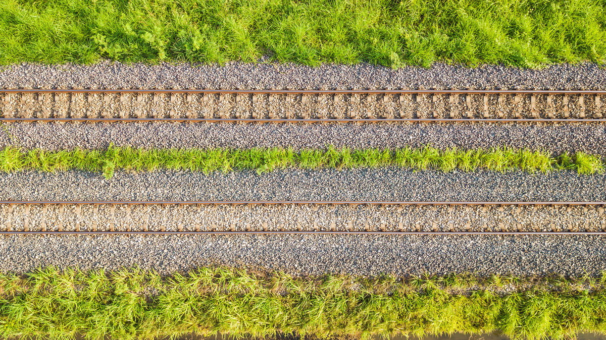 Trilhos de trem vistos de cima