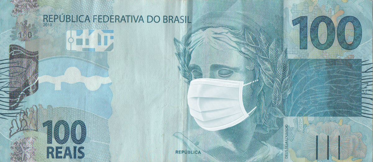 Nota de cem reais com a figura usando máscara.