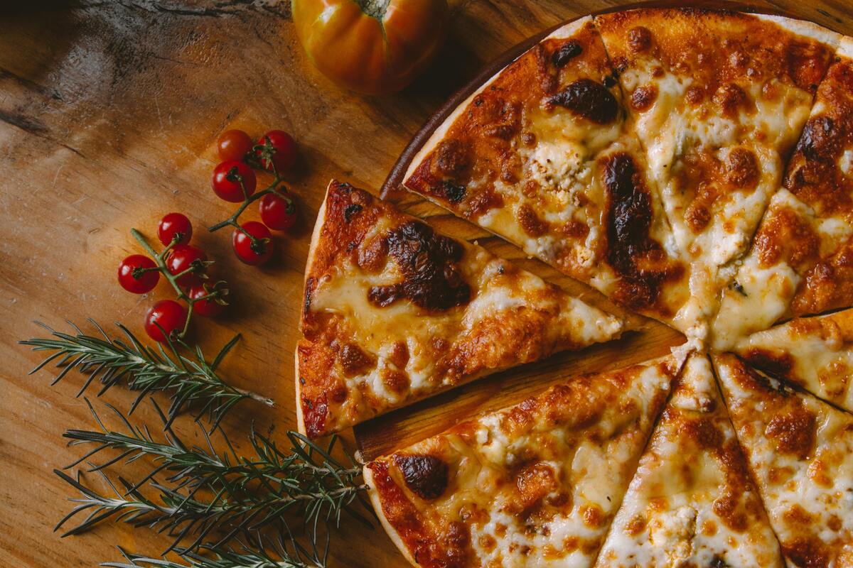 Pizza sobre bandeja.