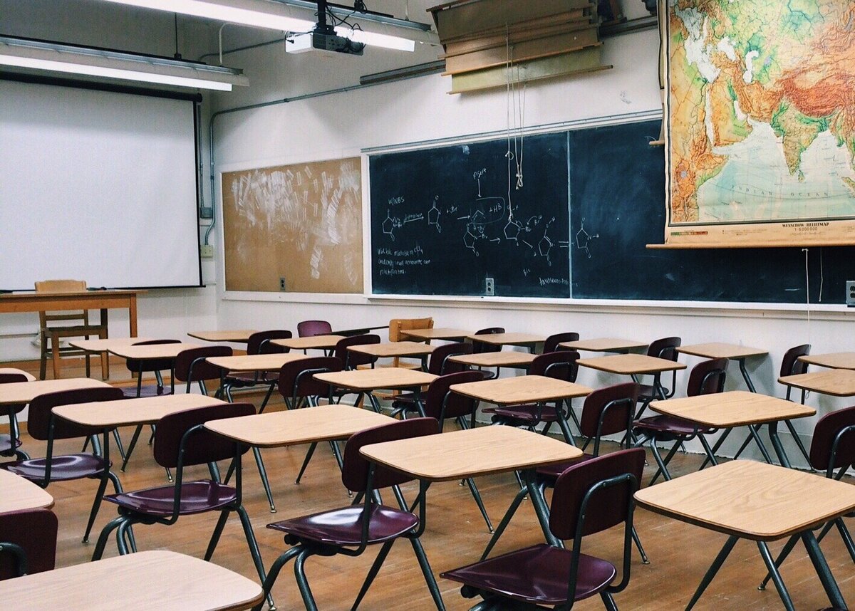 Sala de aula vazia.