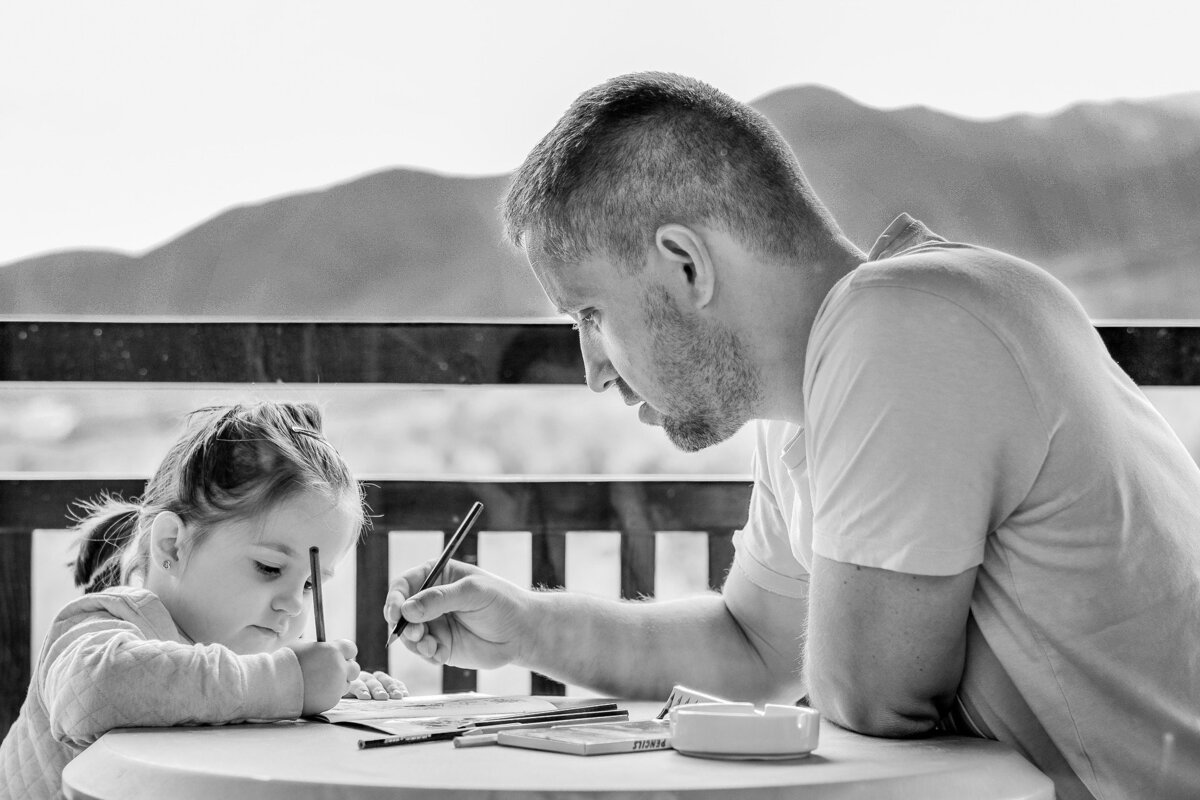 Homem brincando com uma menina.