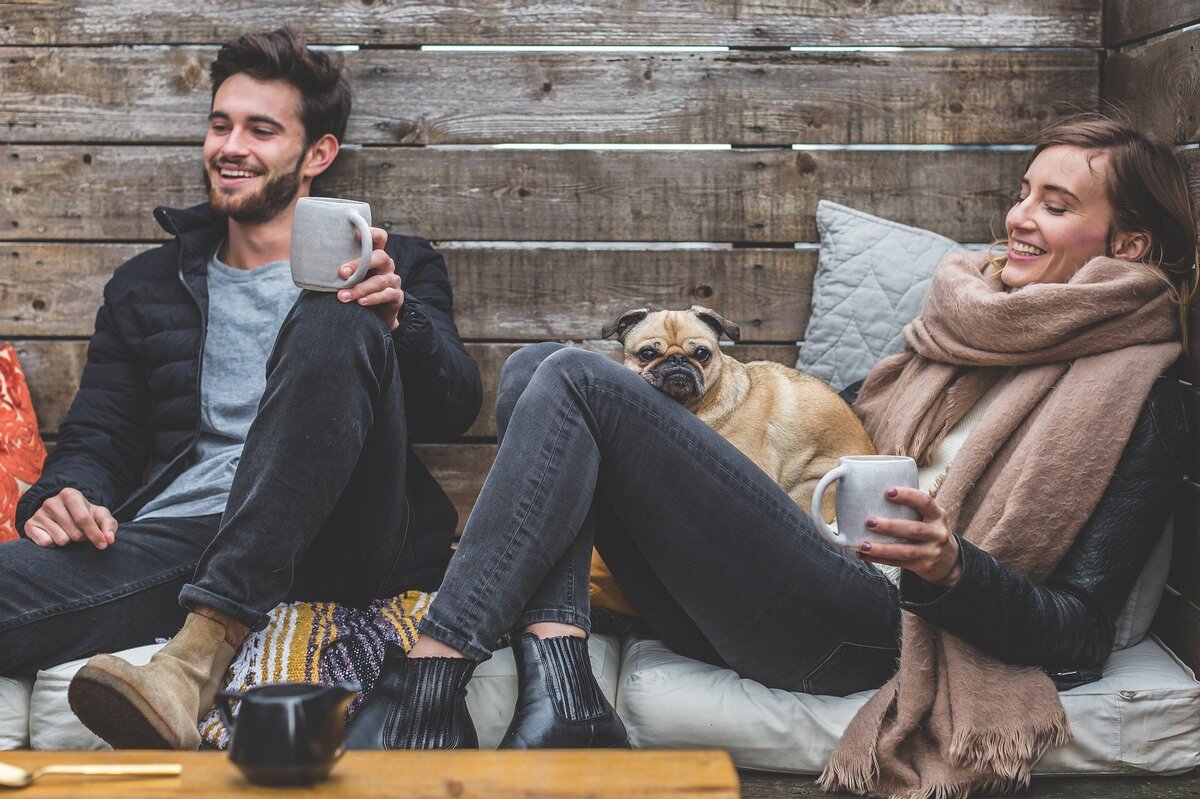 Um casal feliz com um cachorro.