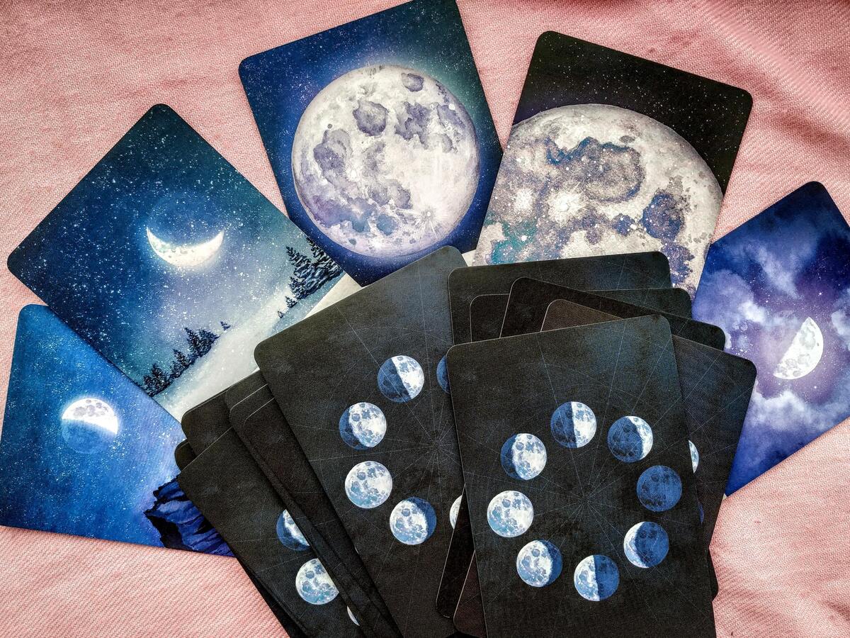 Cartas com imagens de lua.