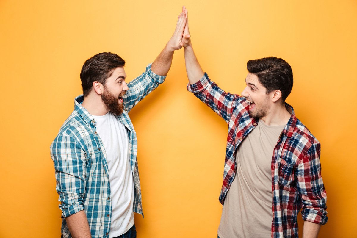 Dois homens cunhados cumprimentando um ao outro.