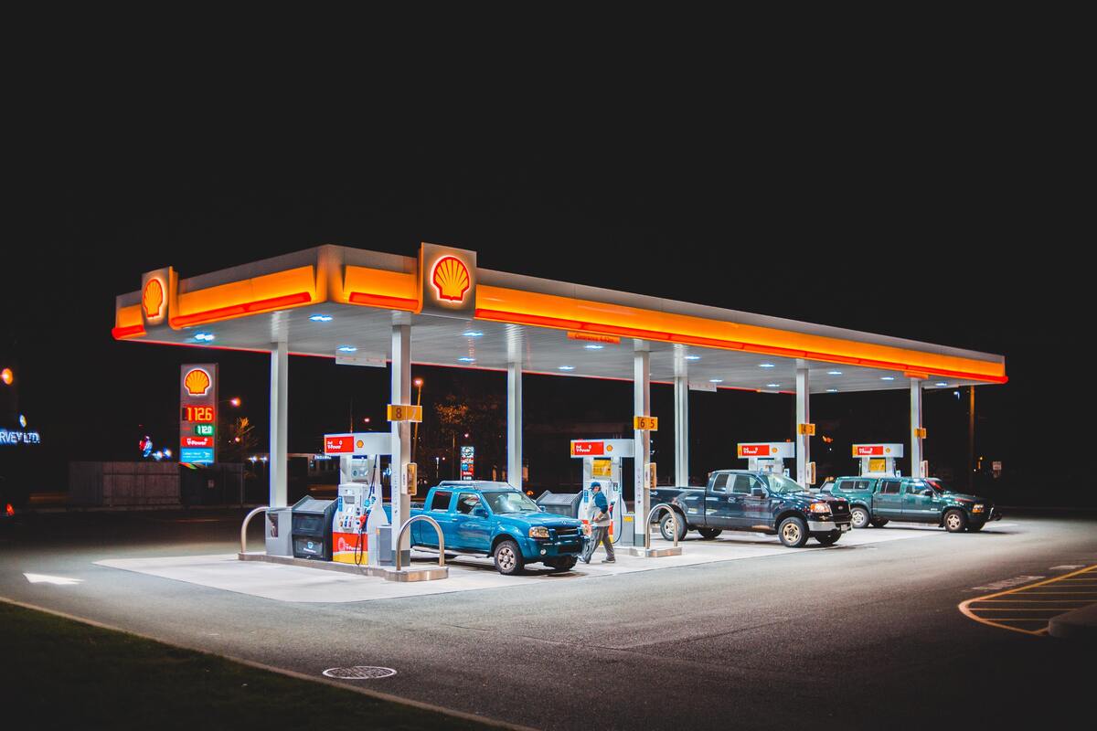 Posto de gasolina funcionando durante a noite.